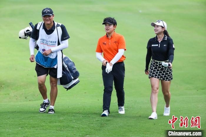 上海高尔夫赛场泰国球手库苏玛通过延长赛击败