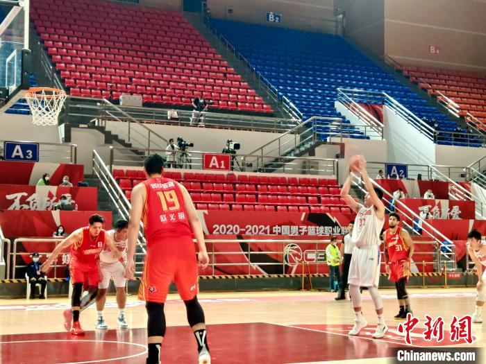 哈达迪稳定输出引领四川男篮100-92力克深圳，锁