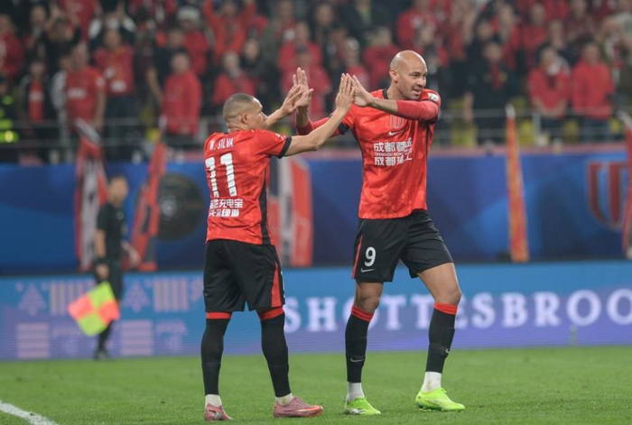 成都蓉城领跑中超积分榜 青岛海牛天津津门虎垫