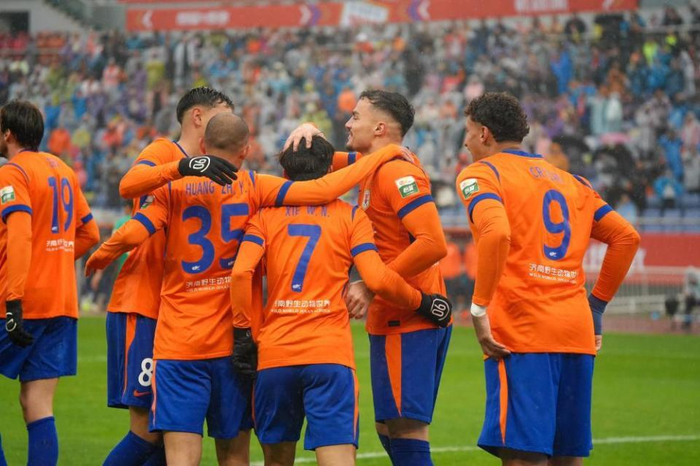 成都蓉城领跑中超积分榜 青岛海牛天津津门虎垫