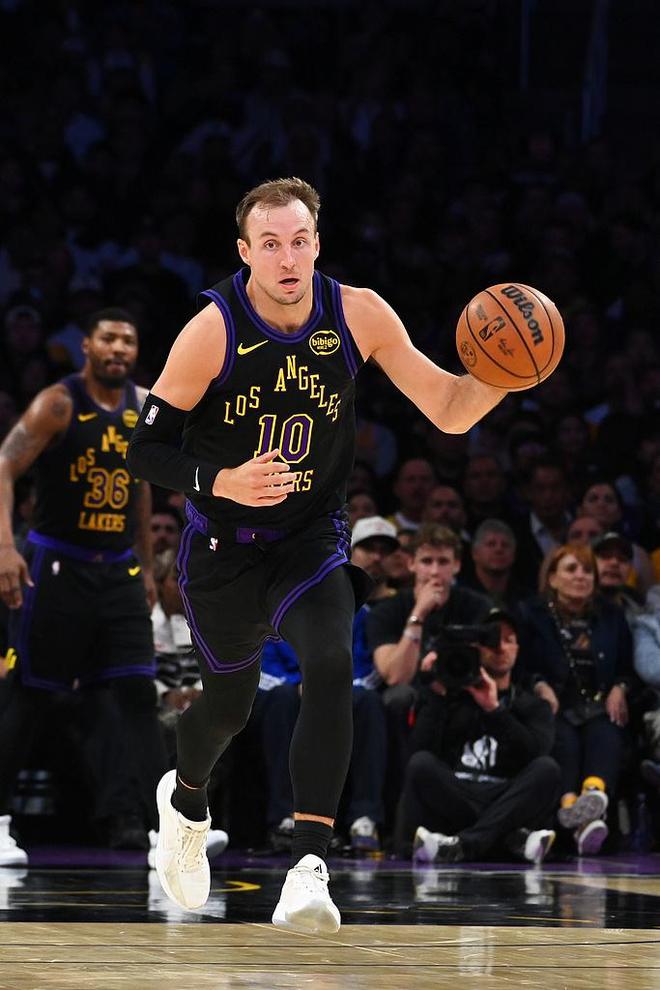 湖人双枪联手轰48分 队史2-0领先晋级概率超99%